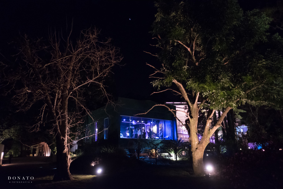 Visão geral da festa vista de fora do salão do Alto das Palmeiras.