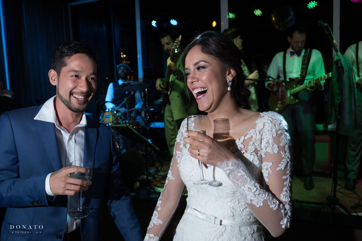 Noivos se divertem na pista ao som da Banda Pertrini.