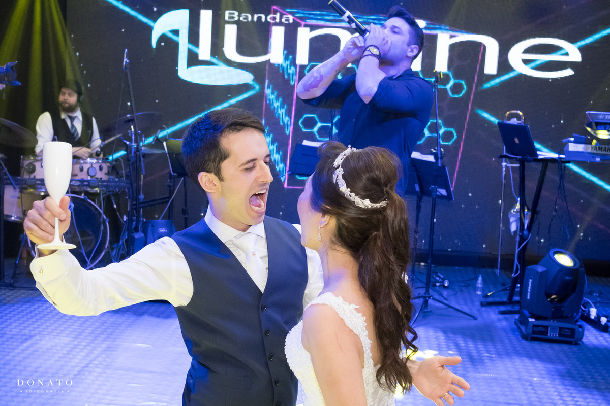Casal dança e se diverte ao som da banda Lumine.
