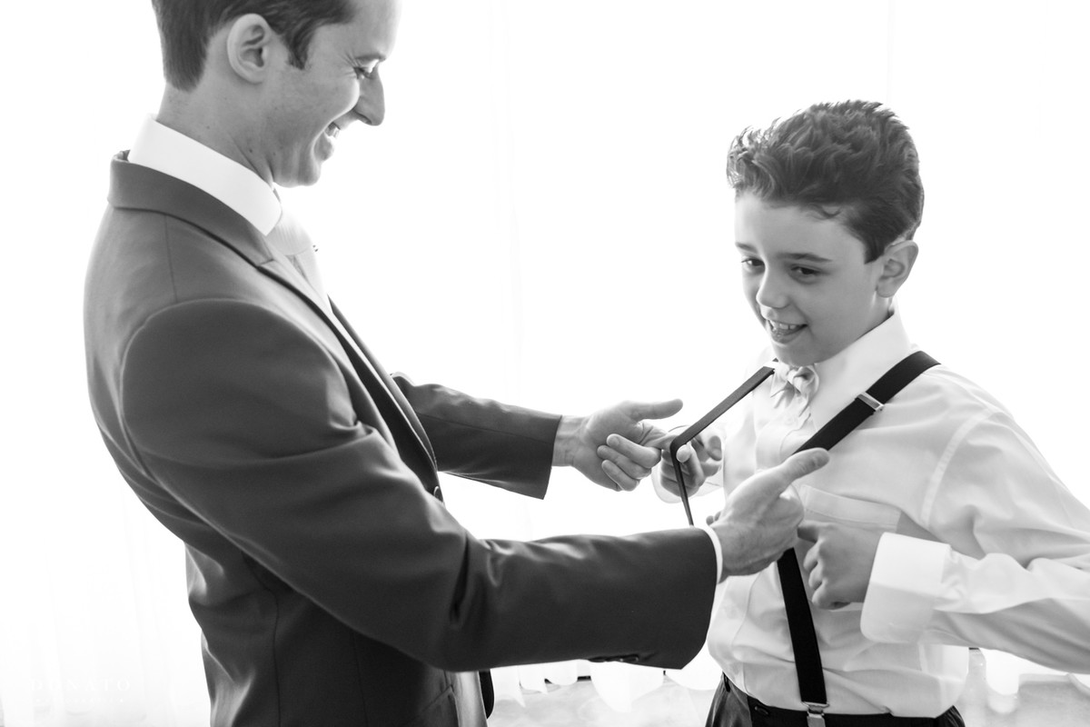 Noivo arruma o pagem na sala do noivo da fazenda 7 lagoas.