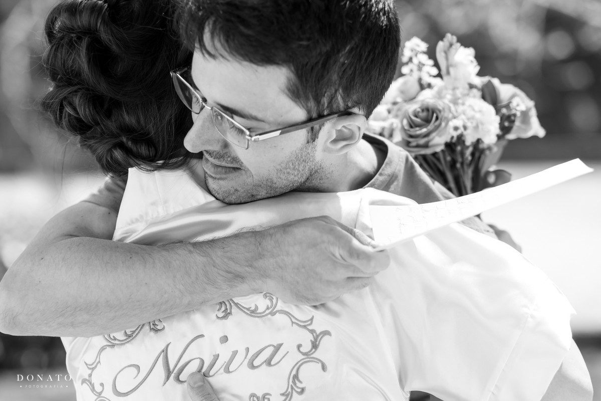 noivo abraça a noiva no making.