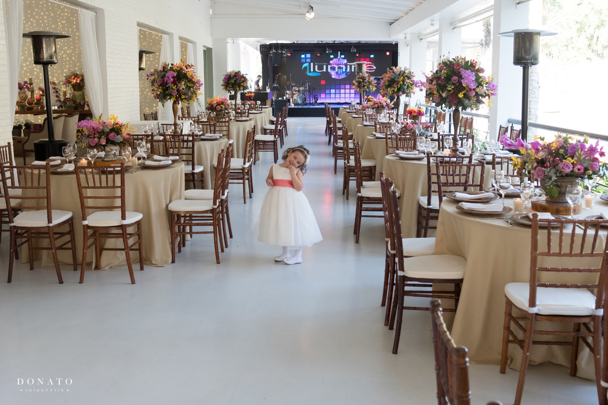 daminha fica no salão de festas na decoração feita pela Concept Party da fazenda 7 lagoas.