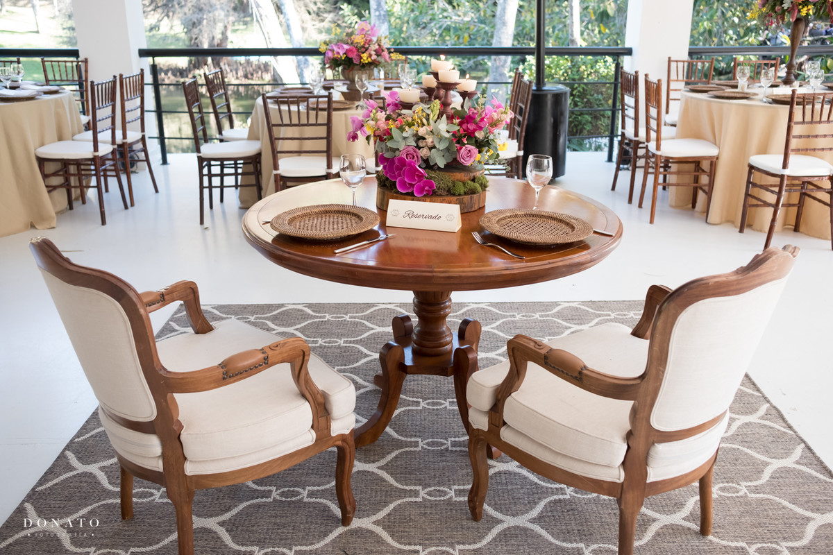 Detalhe da mesa dos noivos na fazenda, decoração ca concept.
