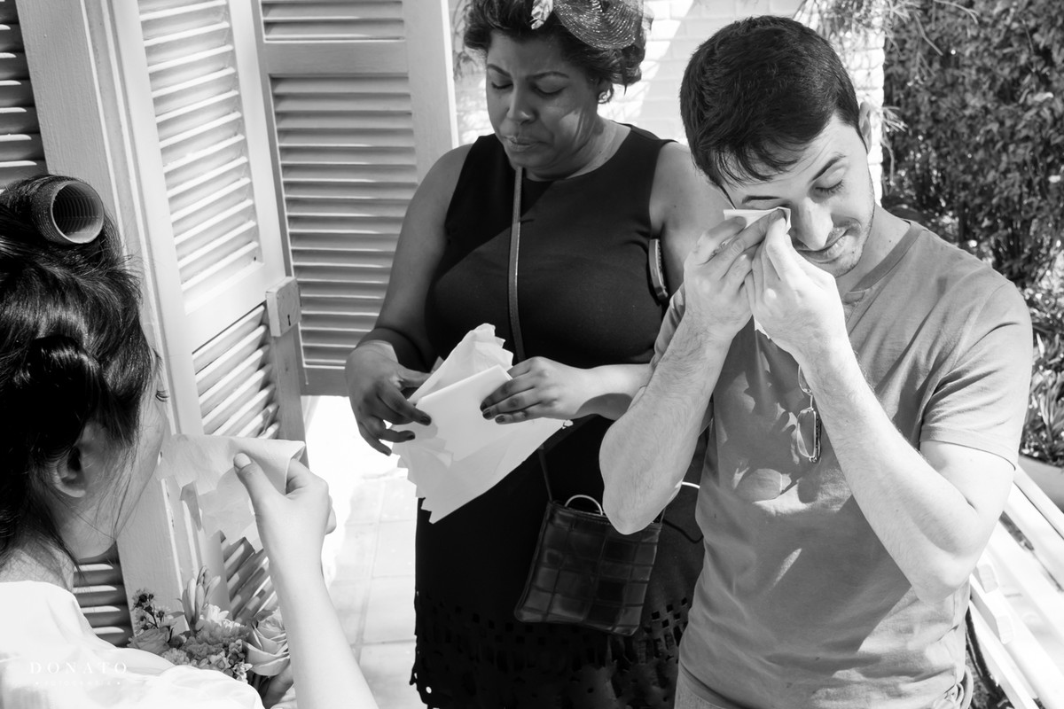 noivo chora de emoção ao ler carta que escreveu pra noiva.