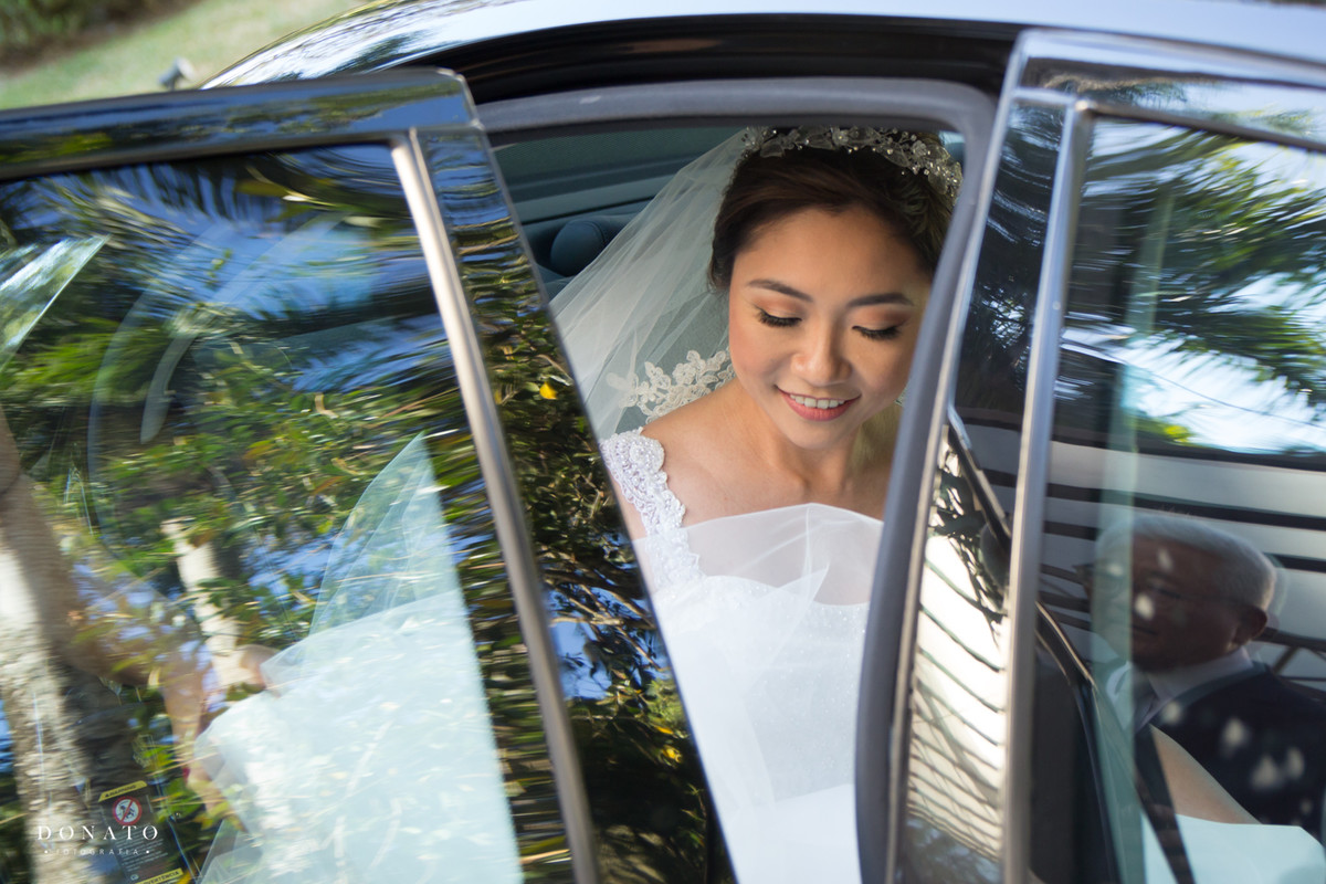 noiva sai do carro com ajuda da Jah Eventos