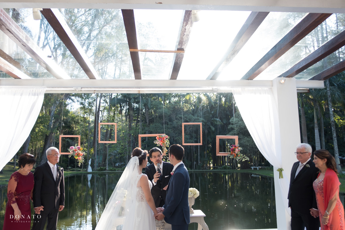 Cerimonial Hr7 celebra a cerimonia a luz de um lindo por do sol, na fazenda 7 lagoas.