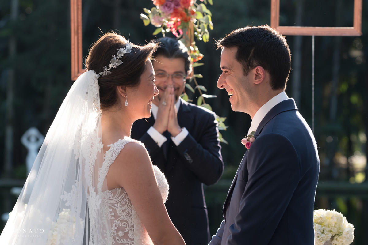 Celebrante se emociona com os noivos.