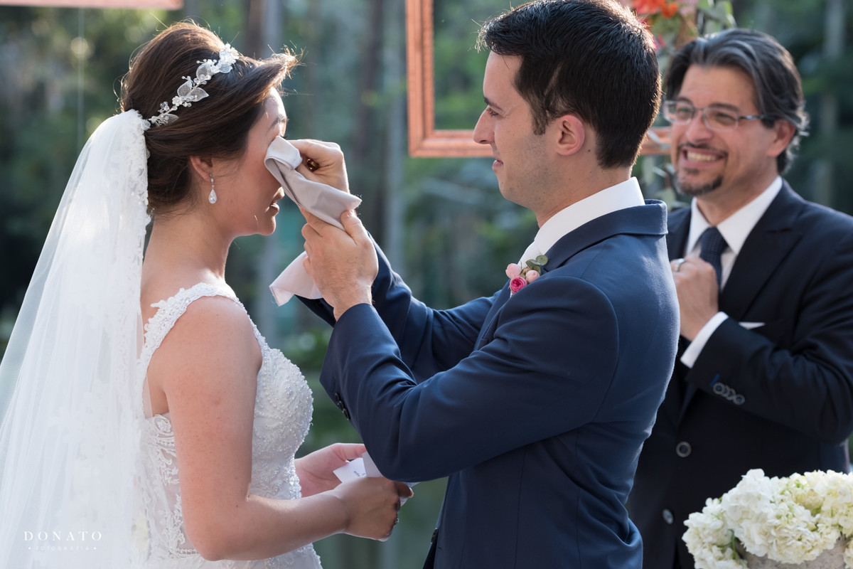 noivo seca as lagrimas da noiva.