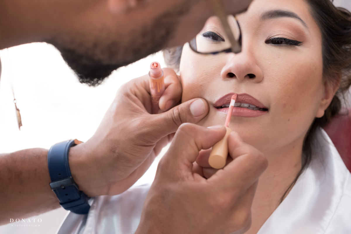 o maquiador erick make finaliza a maquiagem da noiva.