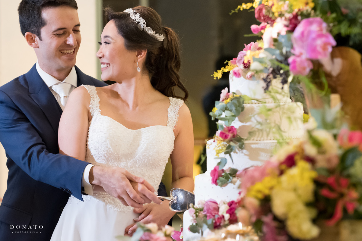 casal corta o bolo da Jessica Victor, no salão de festas da Fazenda 7 Lagoas.