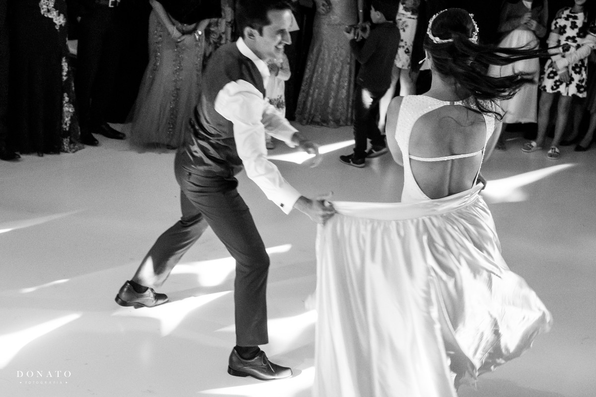 Noivo puxa o vestido da noiva que é solto e lea fica cou um outro menor por baixo. Vestido de duas camadas foi ideal para a dança.