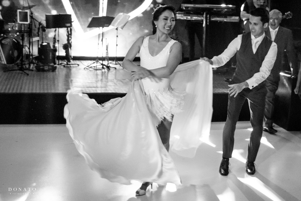 noivo faz dança esecial e tira vestido que é solto da noiva.