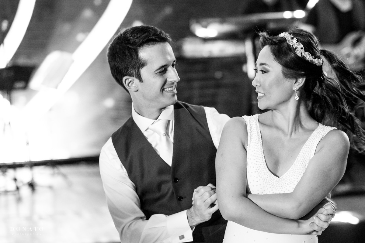 noivos finalizam a grande dança.