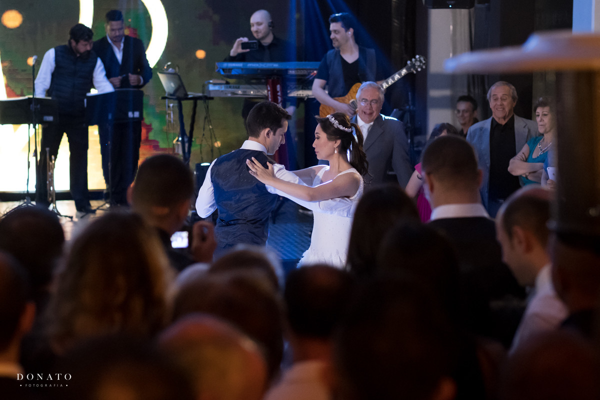 Noivos dançam entre os convidados, no espaço de festas da fazenda 7 lagoas.