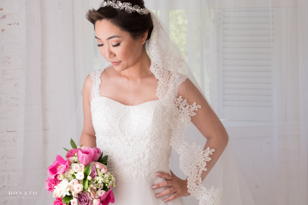 retrato lindo da noiva com um vestido da nova noiva e bouque feito pela concept party.