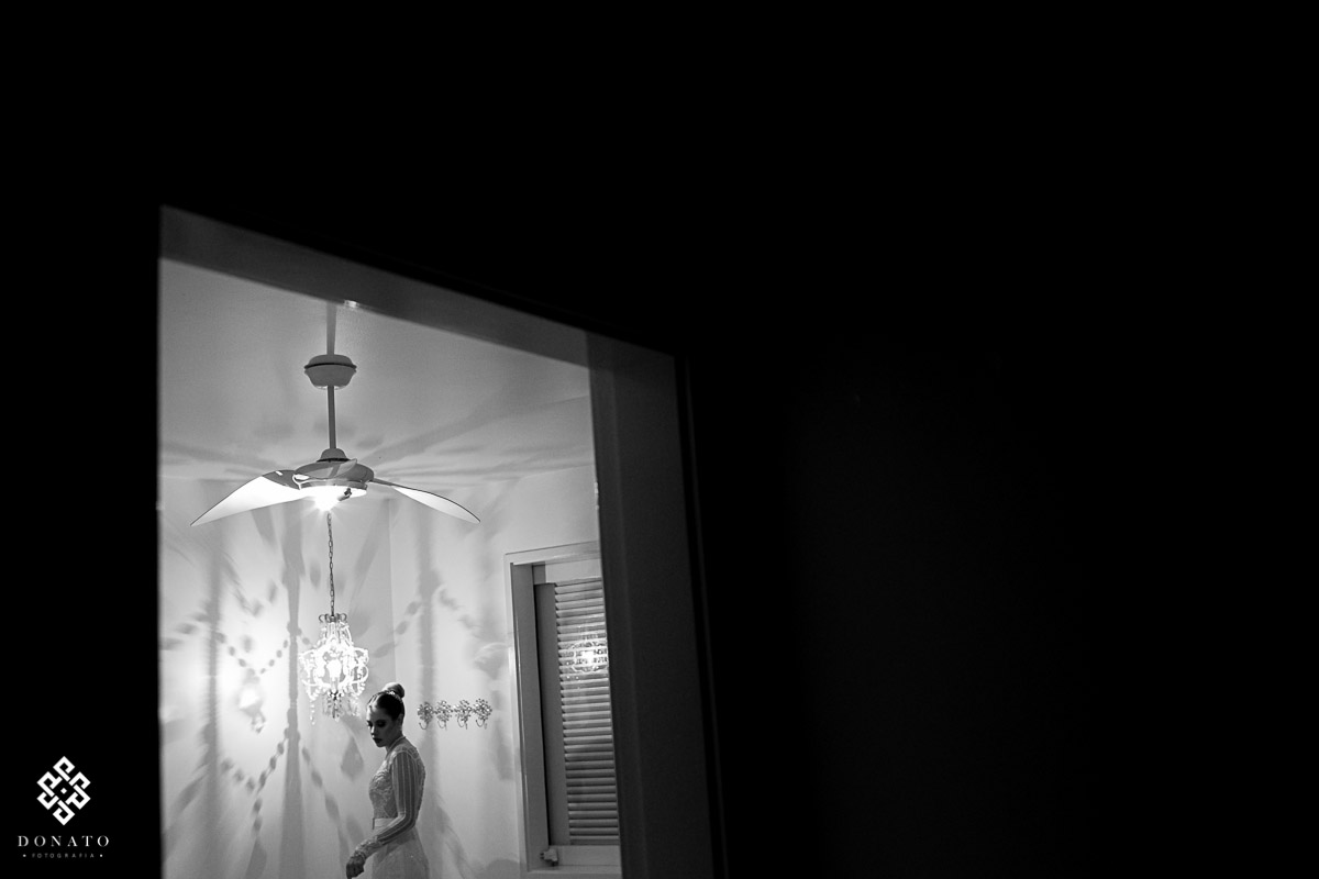 noiva em plano de fundo, composição criativa e minimalista.