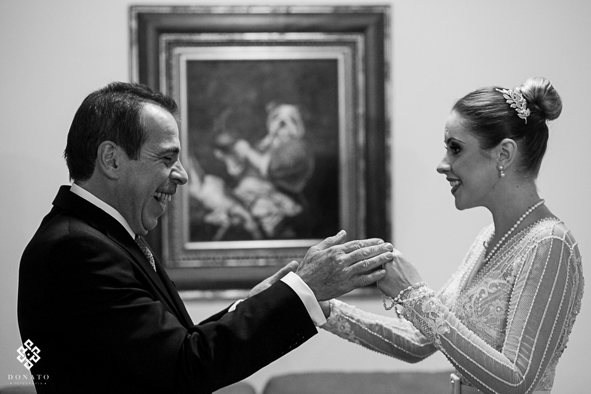 momento de emoção entre o pai e a noiva.