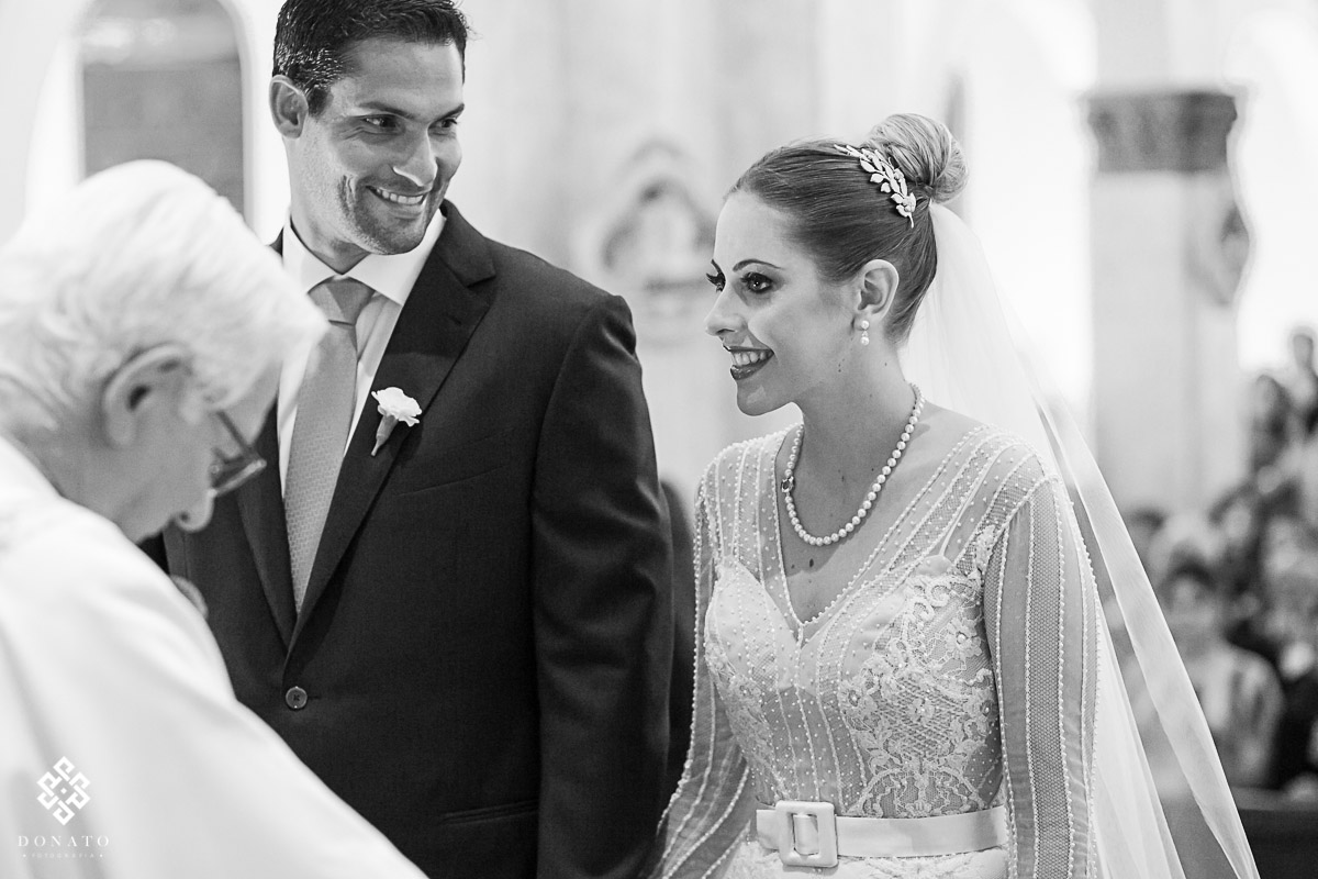 Noivos se olhando com carinho, na igreja Sao Jose do Jrd. Europa sp