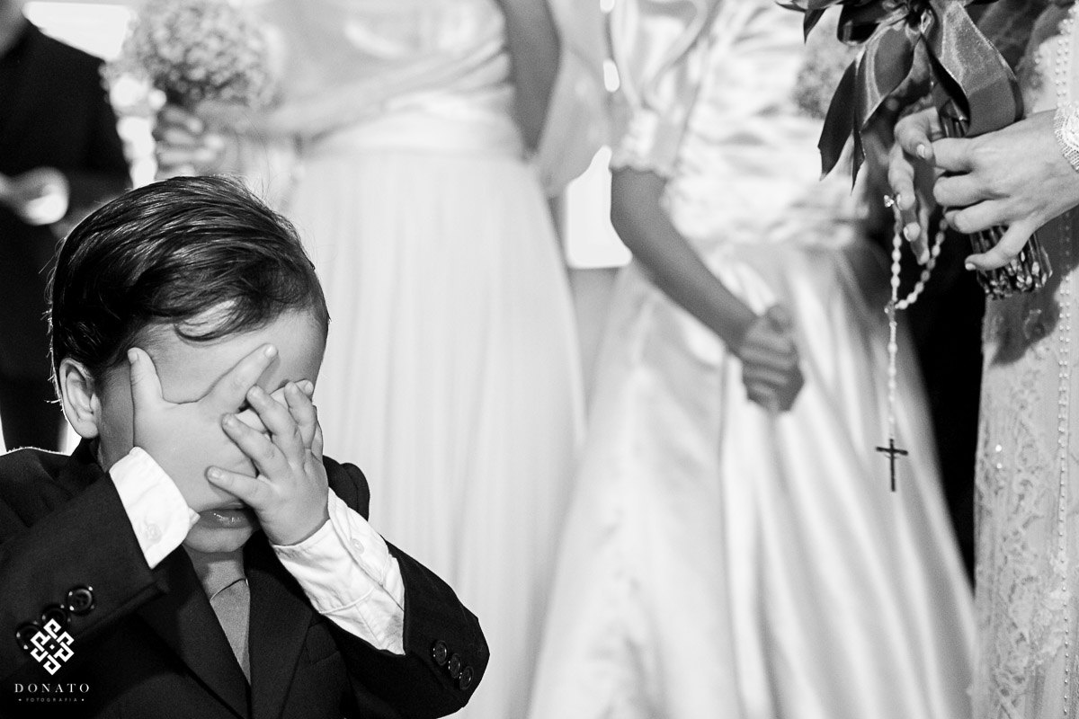Garoto envergonhado na igreja são jose.