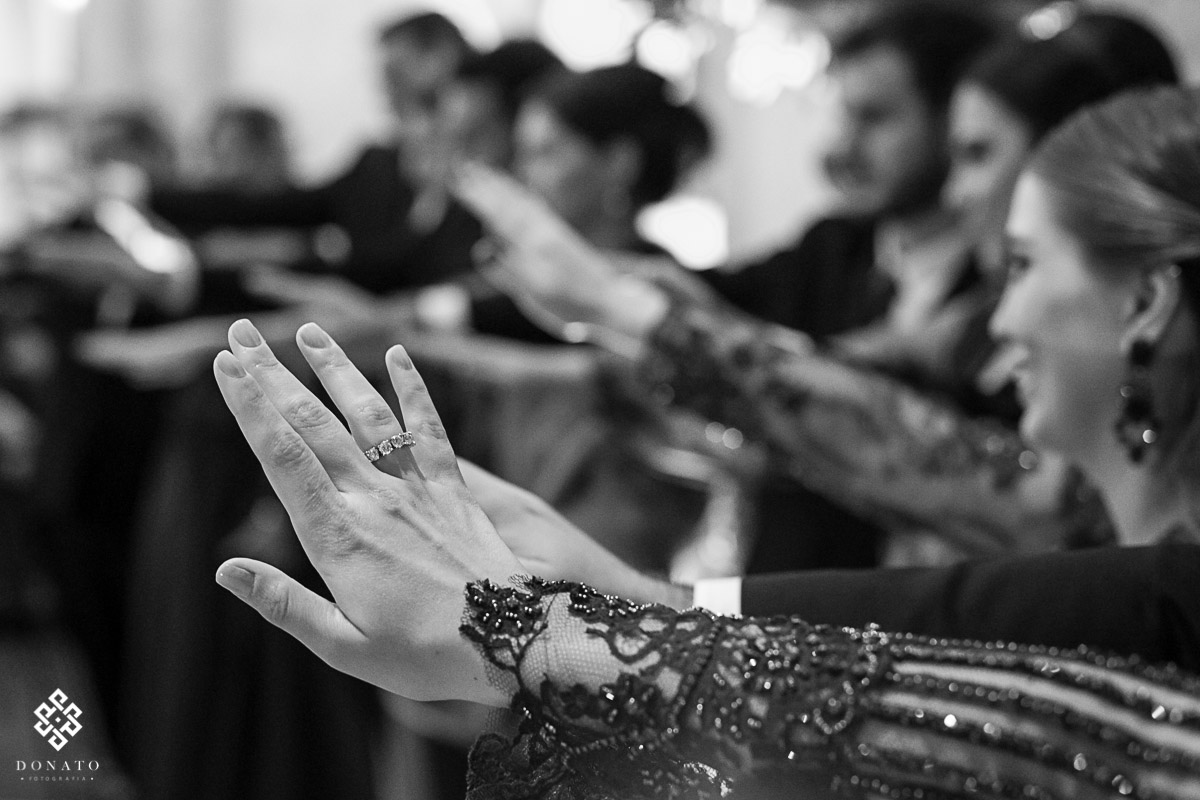 Padrinhos abençoam os noivos na igreja são jose