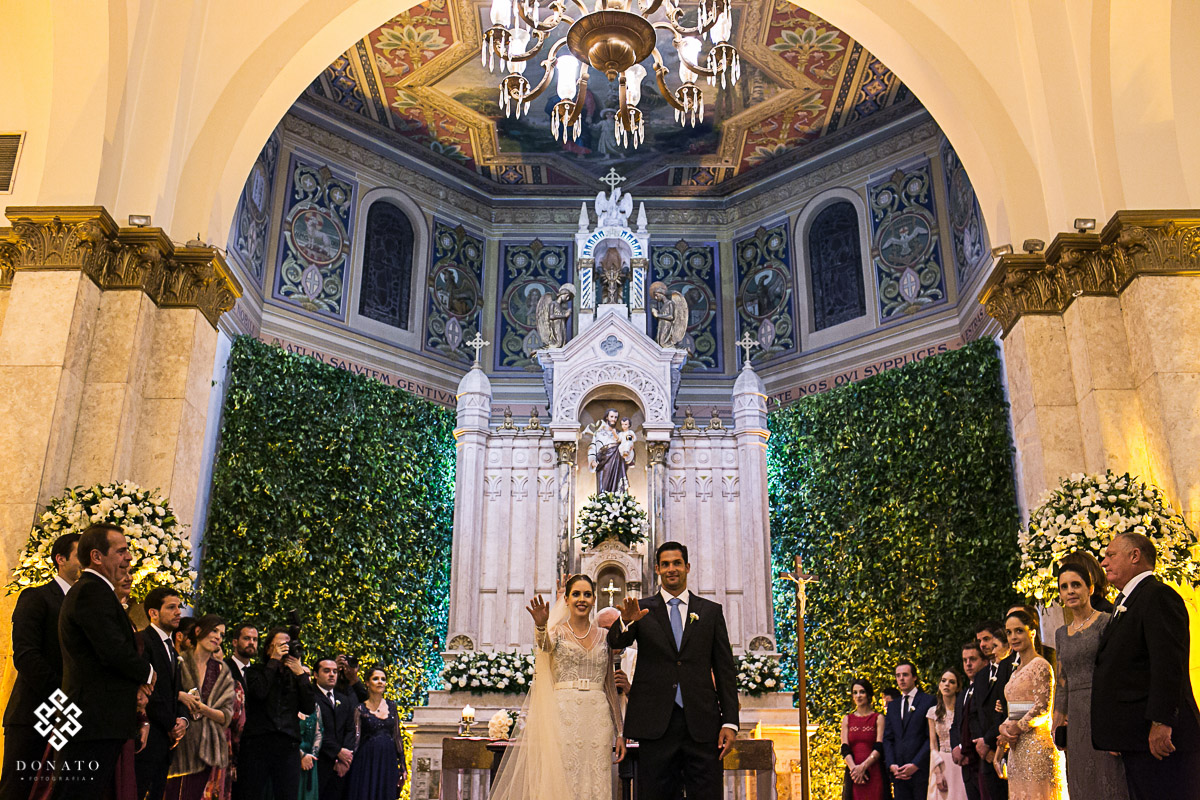 Noivos recebem a benção dos convidados na igreja são jose jd. europa são paulo
