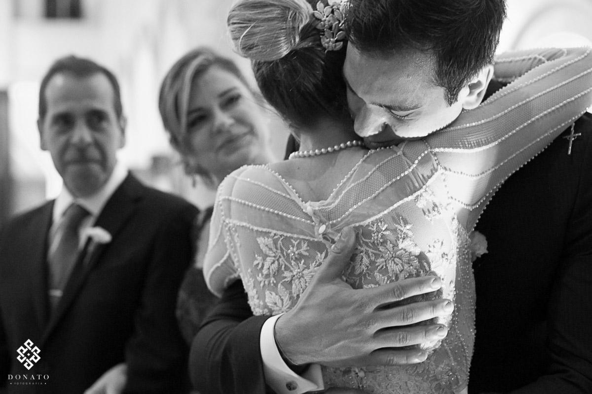 emoção no abraço da noiva e seu irmão, tudo isso na igreja são jose