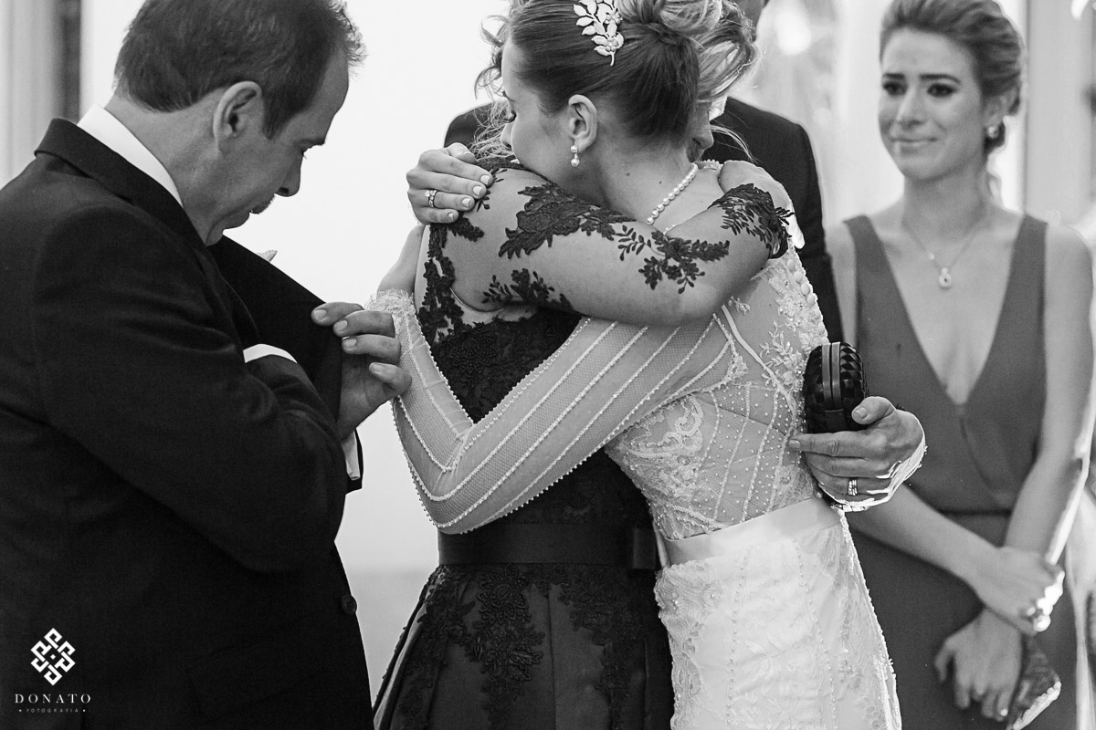 Noiva abraça a mae na igreja são jose