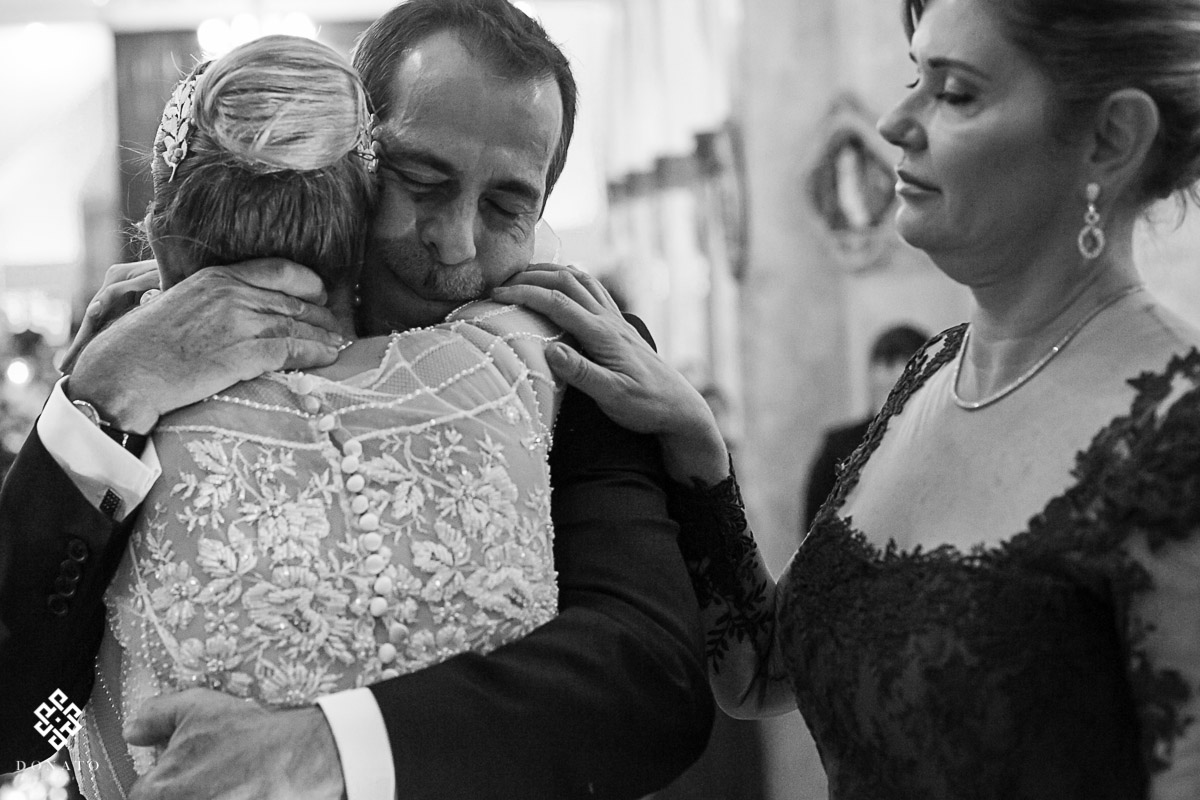 noiva abraça o pai e se emociona, na igreja são jose.