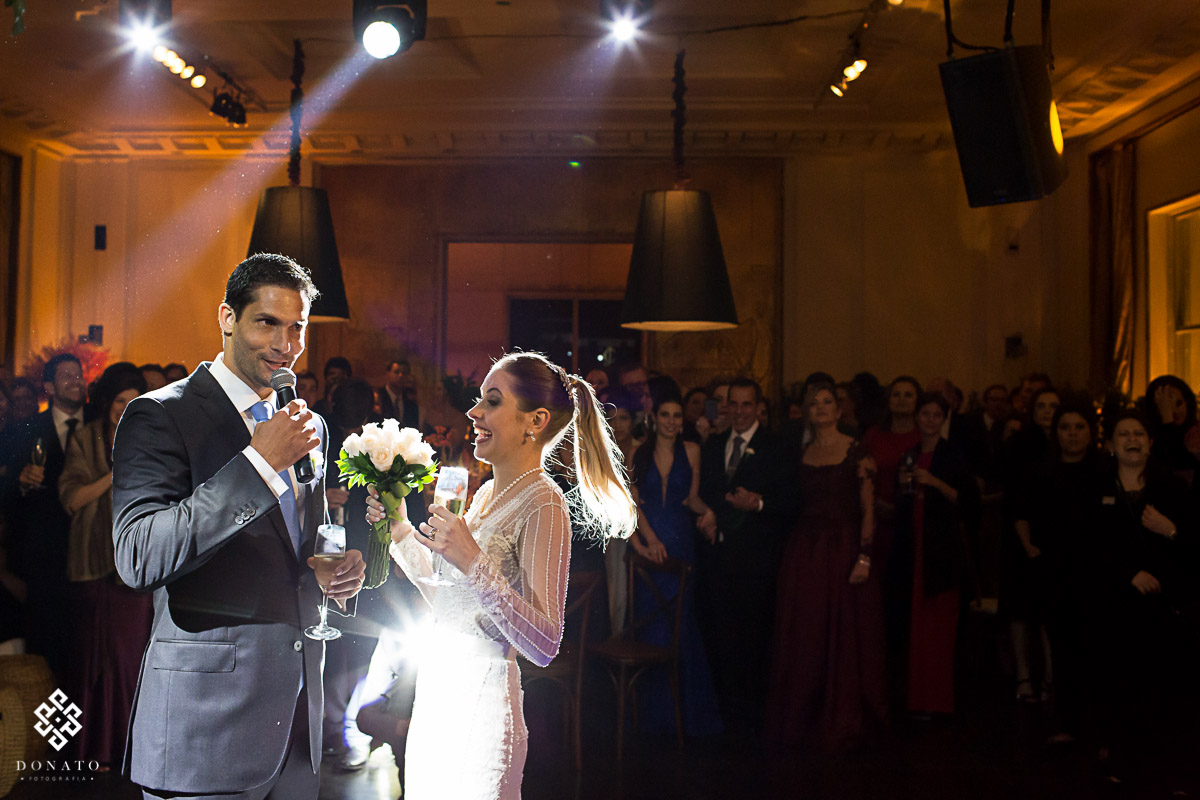 noivos agradecem os convidados por terem ido ate o jockey para a festa