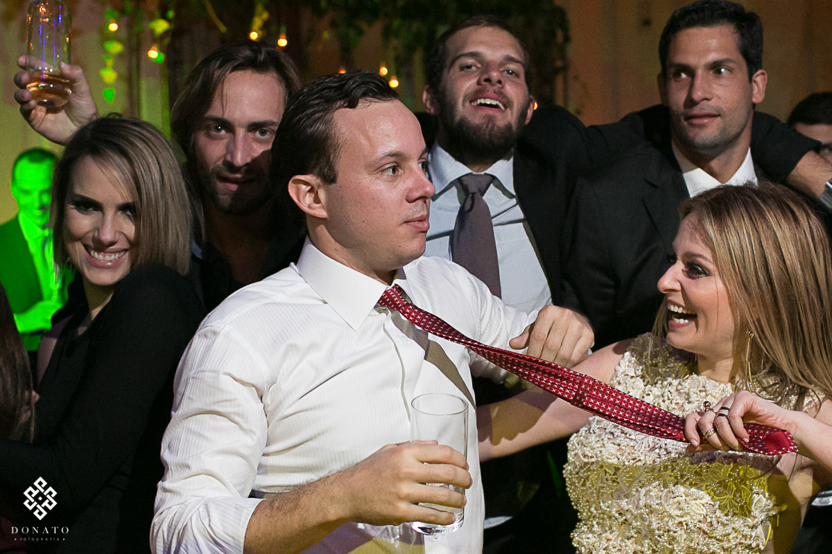 luciana vendramine se diverte com amigos na pista da balada do jockey