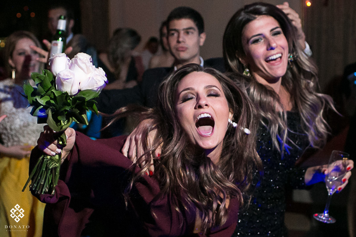 Amiga pega o buquet e se emociona