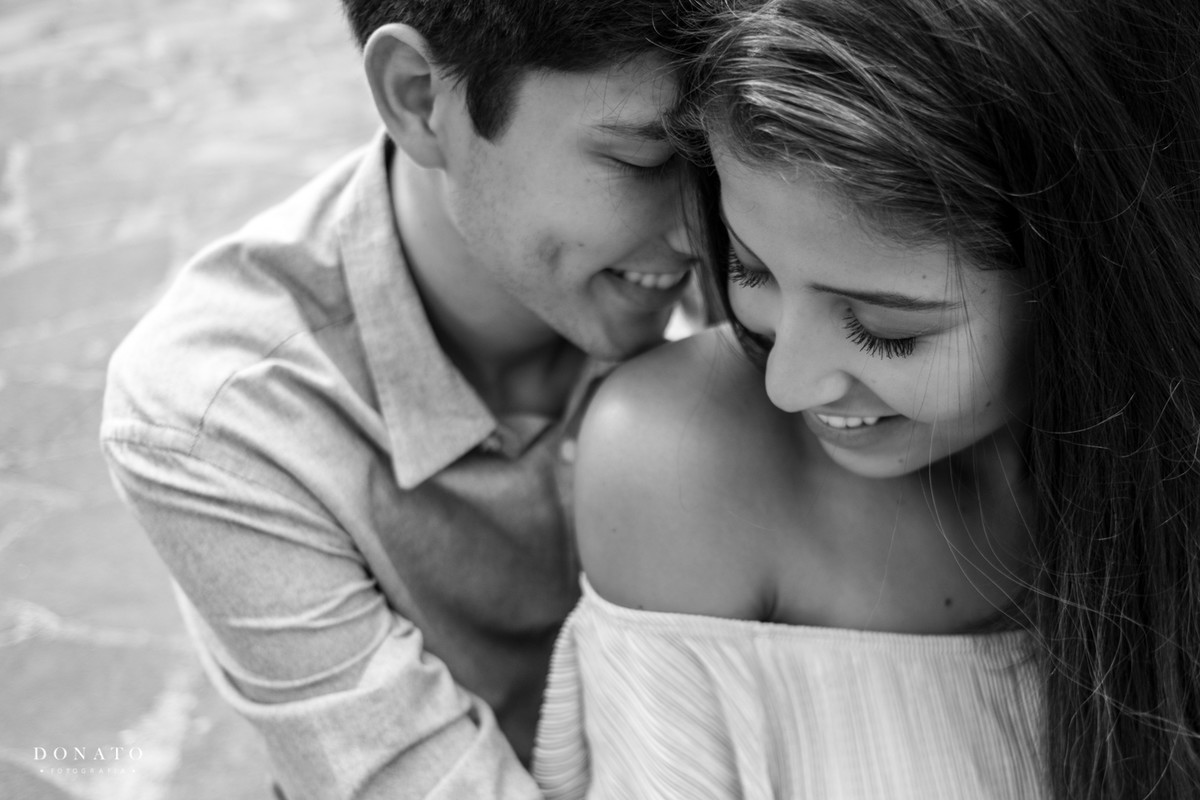 Casal se abraça sentados no caminha da fazenda 7 lagoas em SP.