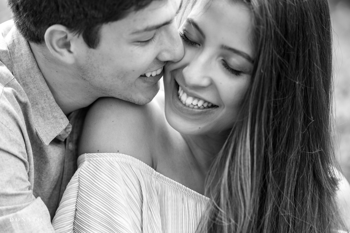 noivo da um beijo no rosto da noiva bianca que faz cara de apaixonada.