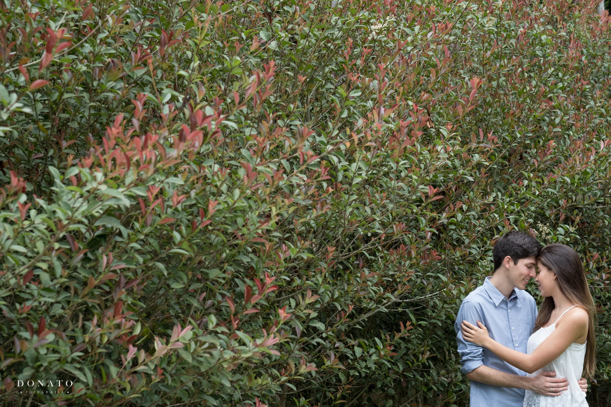 Noivos em meio as folhagens, linda foto feita na fazenda 7 lagoas.