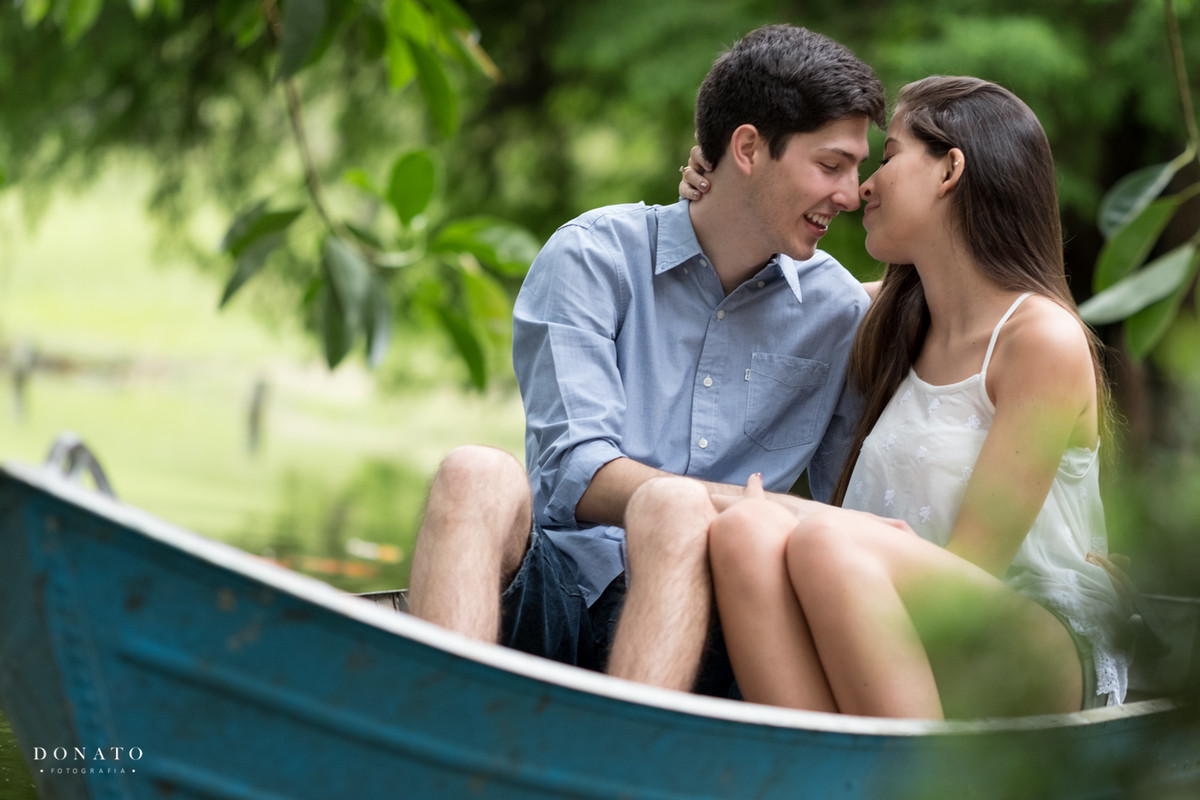 noivos namoram no barquinho da fazenda 7 lagoas.
