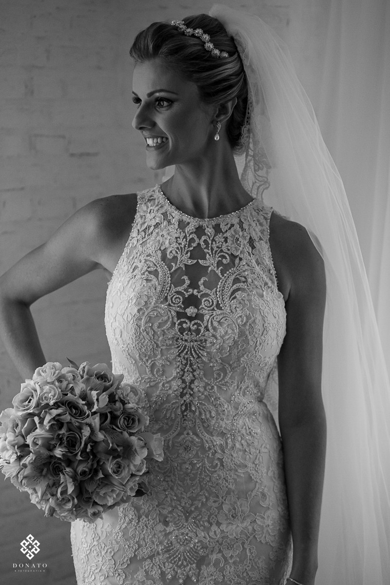 retrato da noiva camila pronta e linda, vestido em renda que emoldura o corpo lindo da noiva.