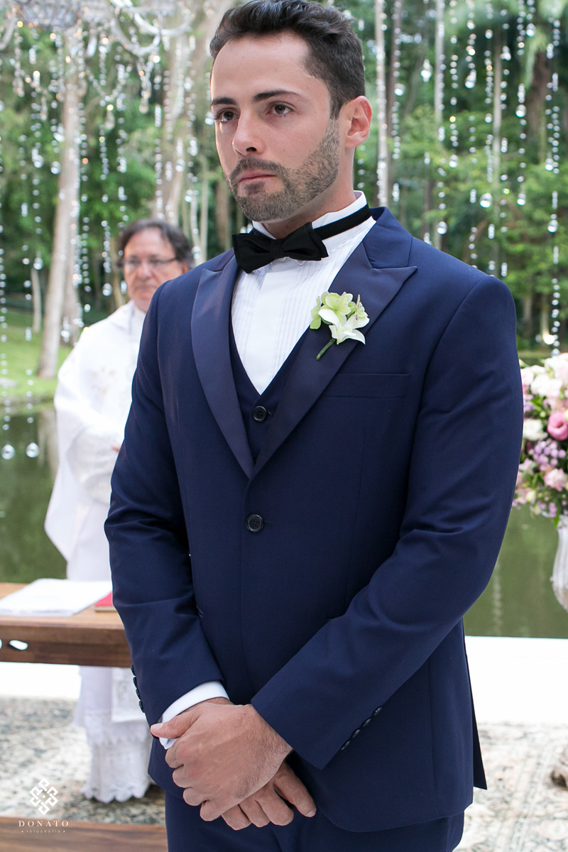 Noivo caio espera no altar a noiva ancioso e com cara de choro, foto emocionante.