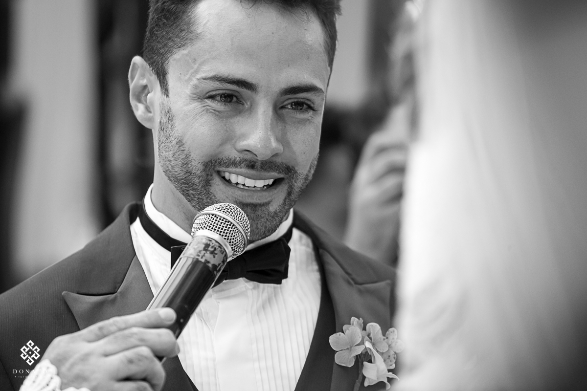 noivo fala sim com os olhos cheio de lagrimas, esta foto é forte e emocionante, ainda mais por estar em branco e preto.