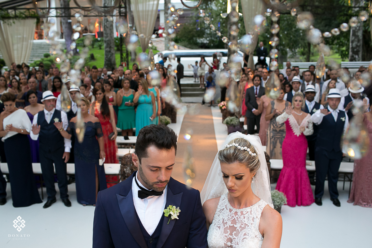 visao geral dos noivos no altar e os convidados ao fundo.