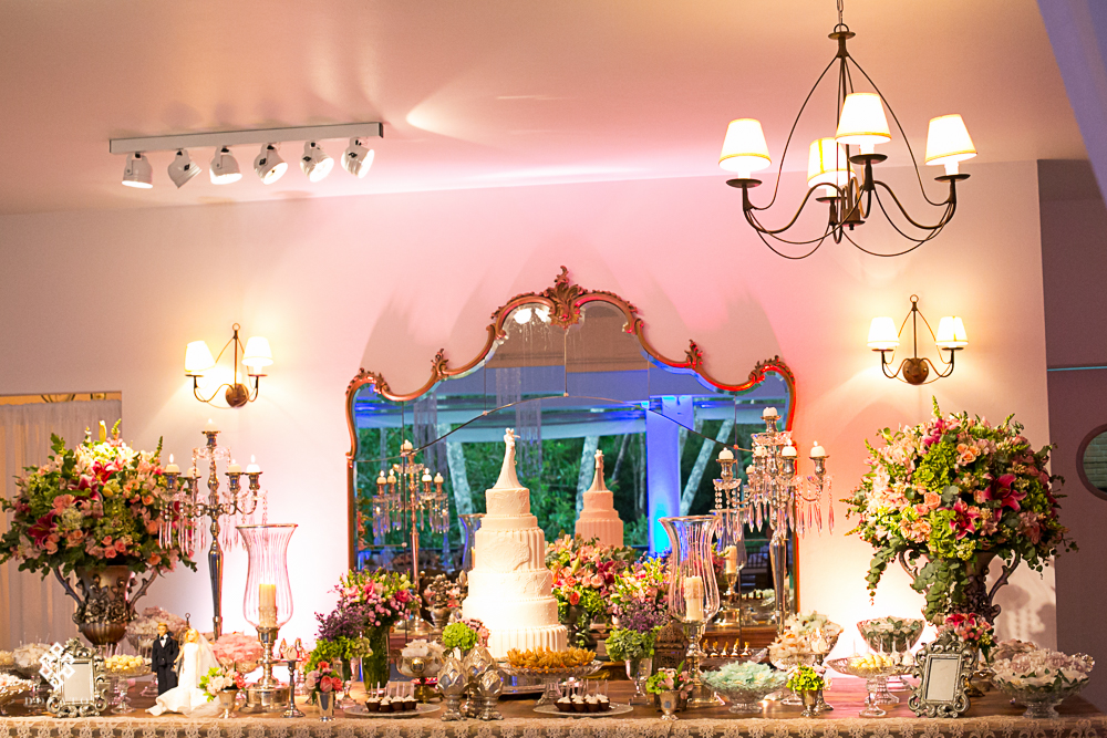 detalhe da mesa de bolo, gramurosa e linda, decoraçao dmo verde, rosa e pink.