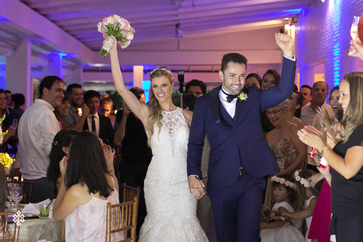 noivos entram na festa e os convidados aplaudem.