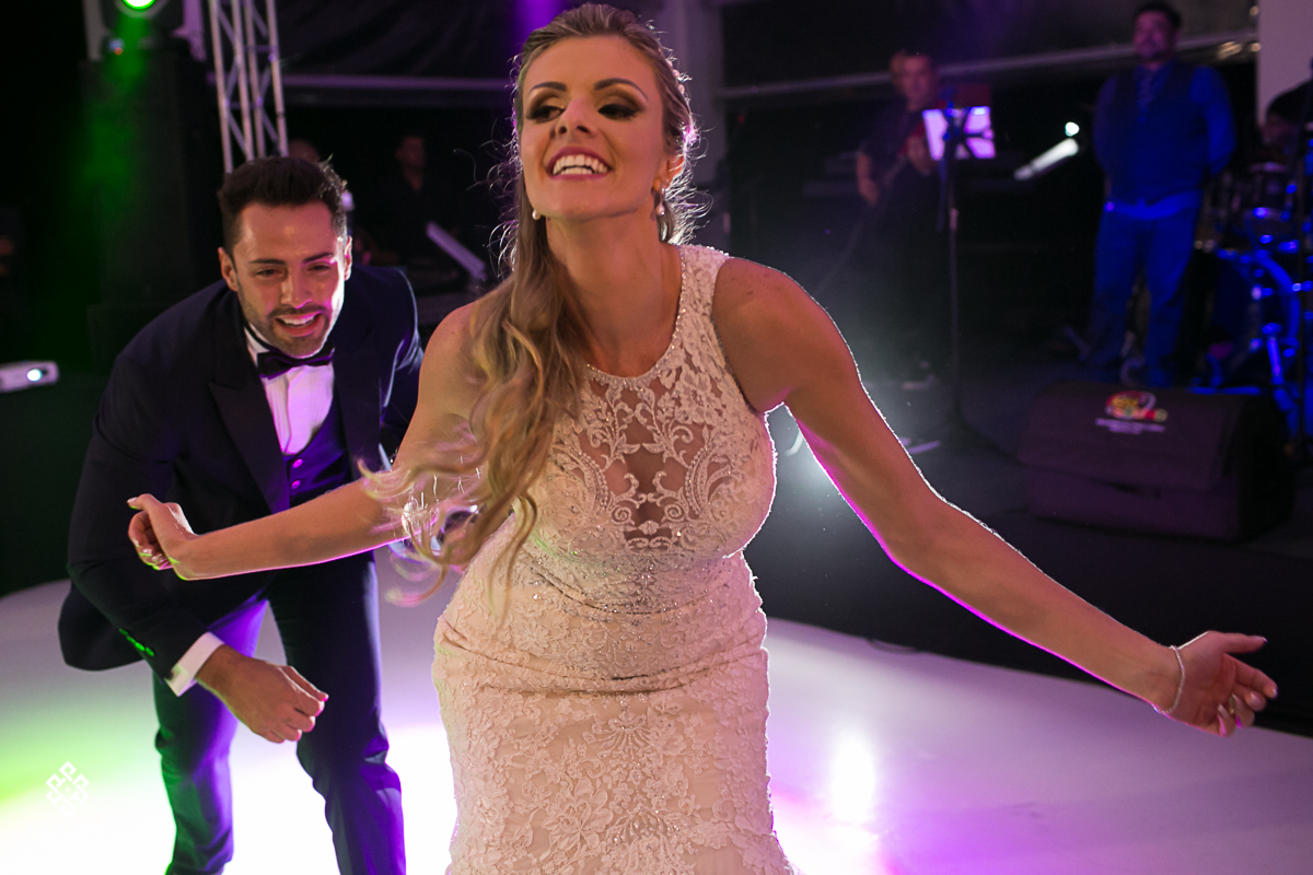 noivos dançam coreografadamente, muito divertido.