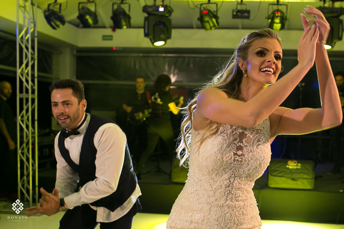 noiva dança, colocando o corpo para o lado direito e o noivo para o lado esquerdo, esta foto passa muita energia e diversao.