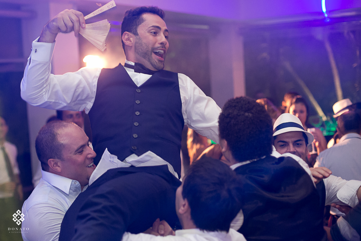 amigos jogam o noivo pra cima, este momento aconteceu no meio da festa.