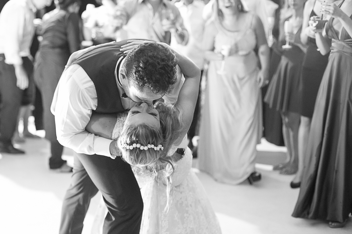 noivo da um beijo romântico no meio da pista de dança.