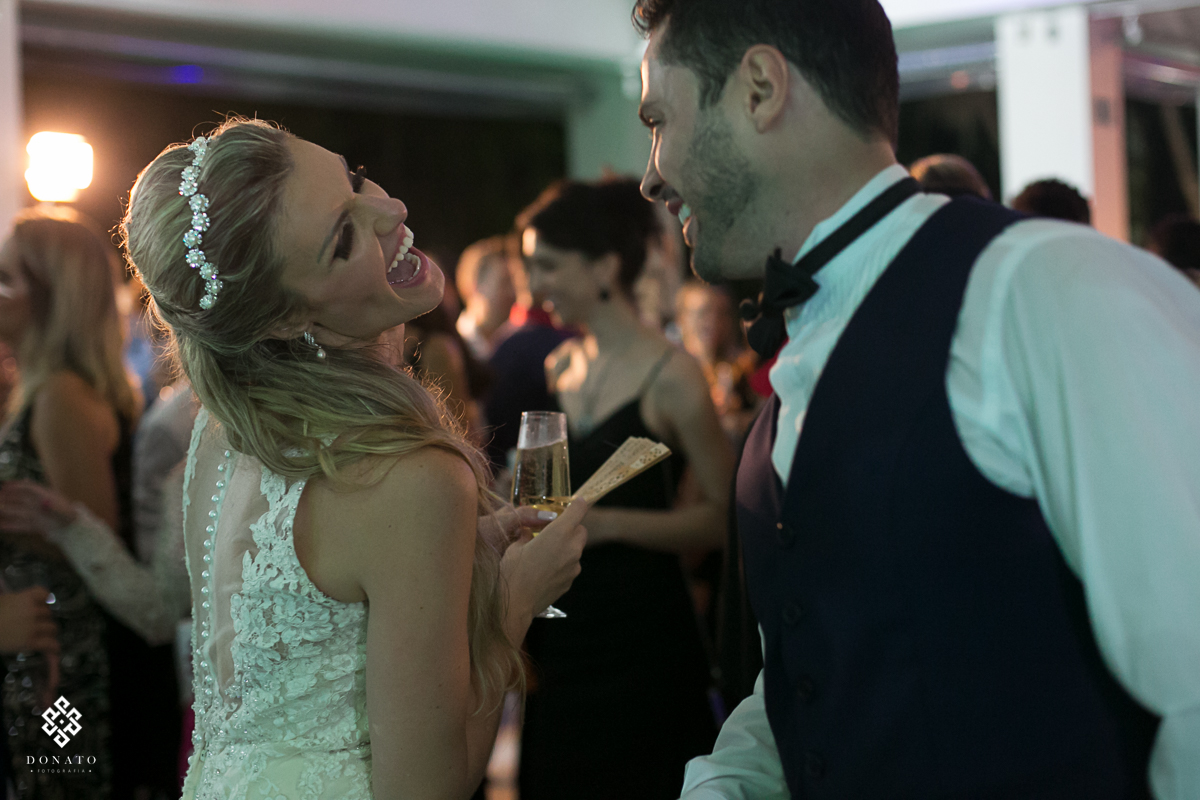 noivos se divertem na pista de dança.