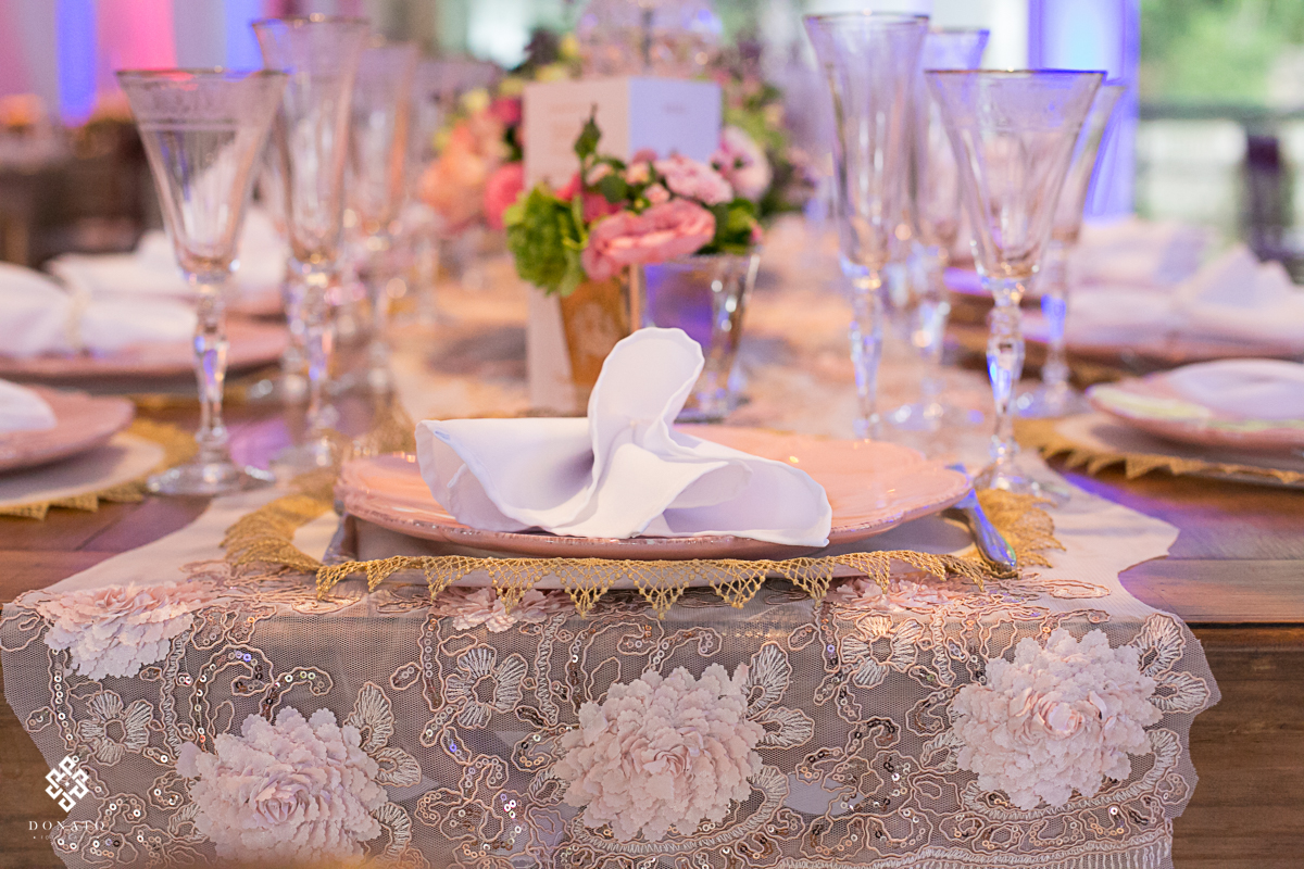 Detalhe da renda na mesa, decoração em rosa tudo muito chique e de bom gosto, estes sao os detalhes do salao de festas deste casamento realizado na fazenda 7 lagoas.