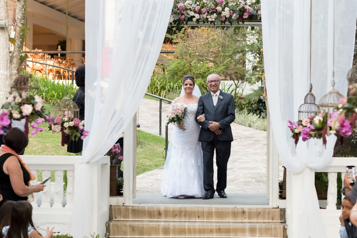 Entrada da noiva pelo corredor da fazenda 7 lagoas.