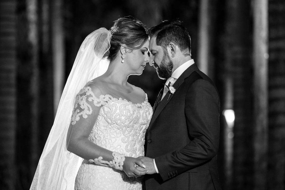 Retrato dos noivos entre as palmeiras imperiais.