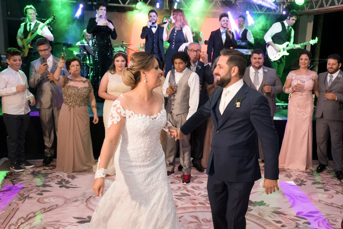 noivos dançam ao som da banda SP3.